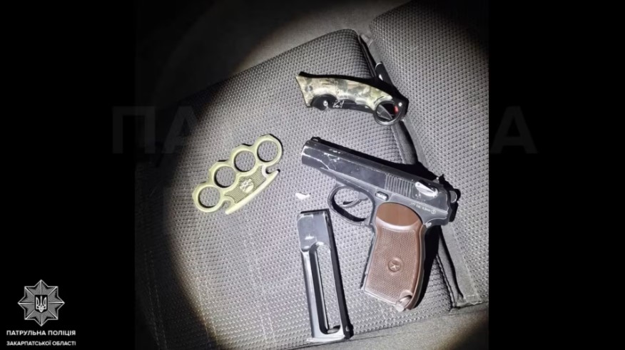 В Ужгороді неповнолітній катався містом із арсеналом зброї в авто (ФОТО)