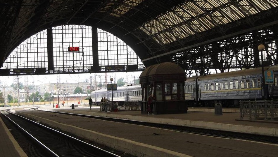 У Львові на вокзалі під потяг стрибнув закарпатець