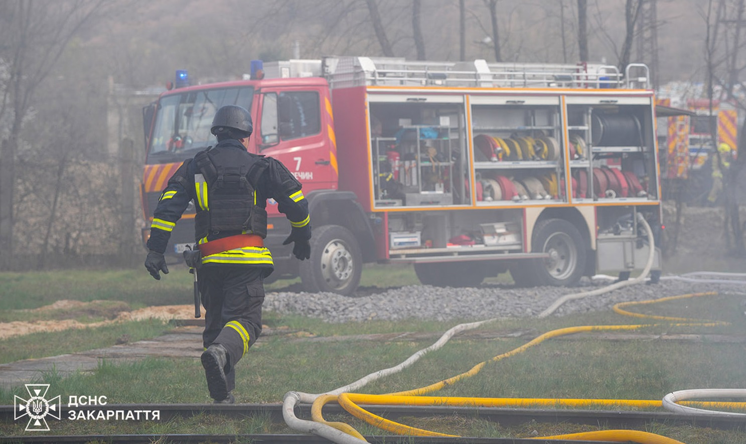 У ДСНС показали наслідки атаки російських дронів на критичну інфраструктуру Закарпаття (ФОТО)