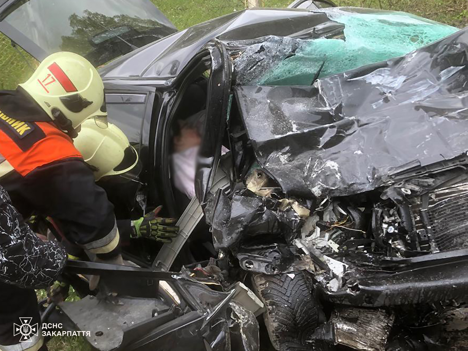 Рятувальники показали фото з моторошної ДТП у Берегові, де постраждали діти (ФОТО)