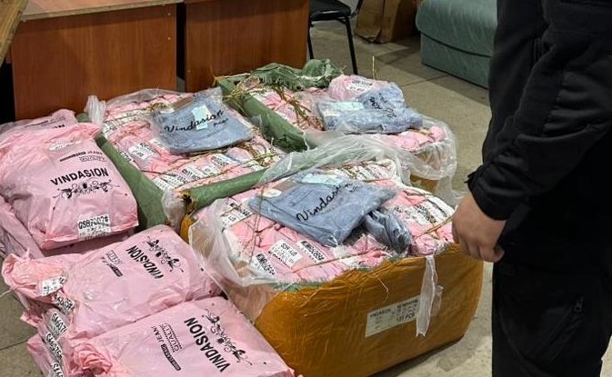 На Закарпатті водій намагався провезти через кордон понад 230 кг одягу без декларації (ФОТО)