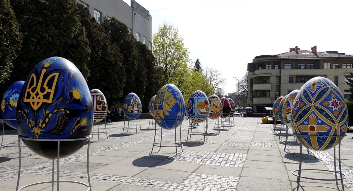 В Ужгороді відкрили виставку великодніх писанок на площі Поштовій (ФОТО)