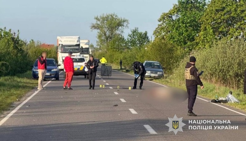 На Мукачівщині під колесами авто загинув пішохід, який рухався дорогою у темряві (ФОТО)