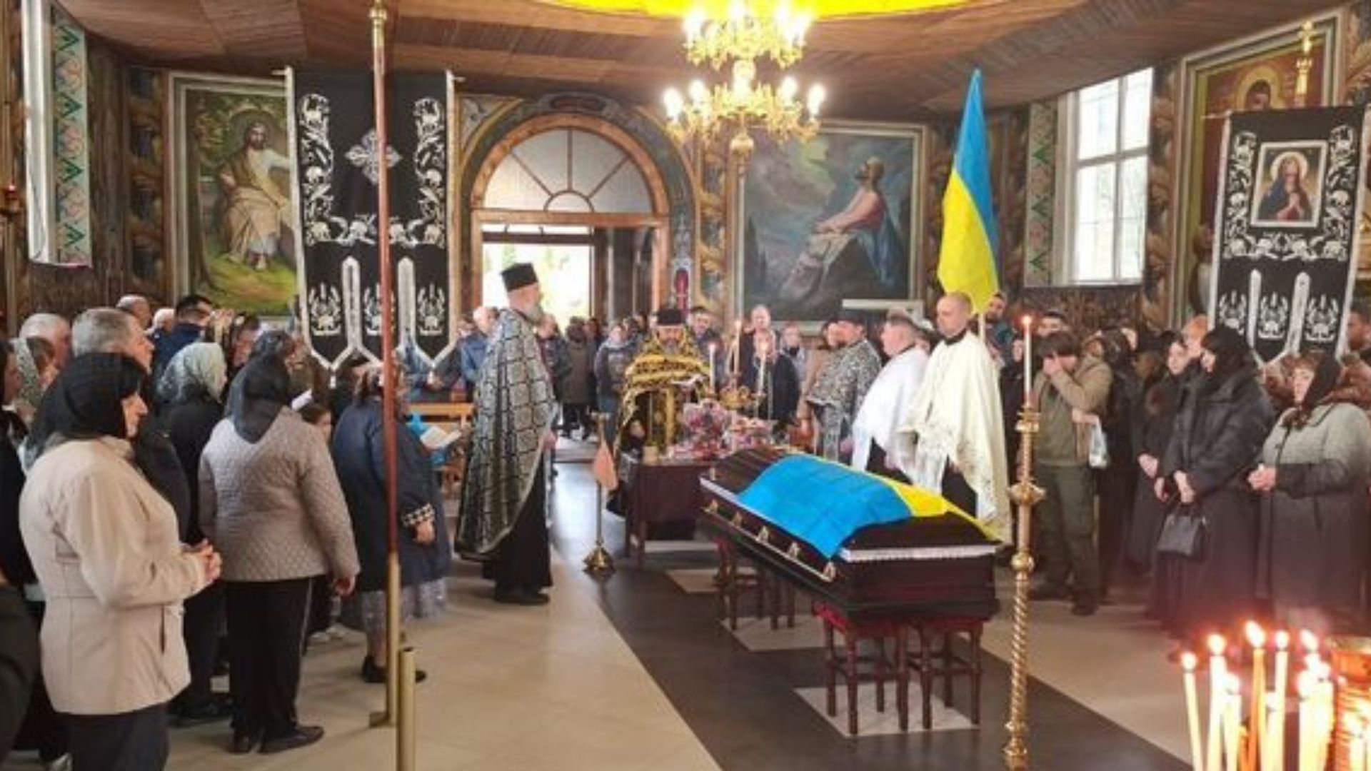 У селі Ділове на Рахівщині в останню дорогу провели полеглого воїна Богдана Водоша (ФОТО)