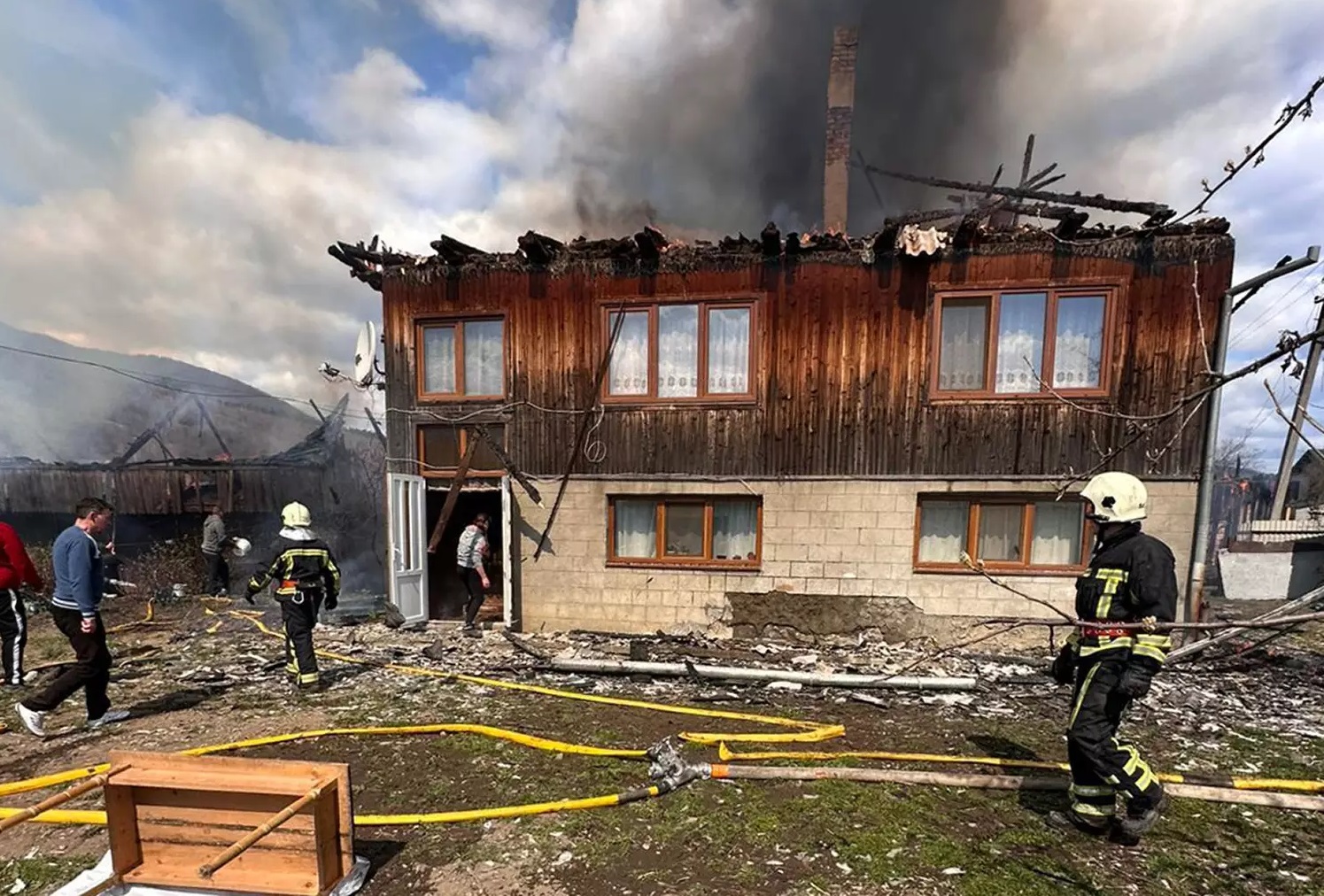 На Великдень вогонь знищив у Синевирі на Хустщині гараж, дровітню, автомобіль ЗІЛ-131 та пошкодив два будинки (ФОТО)
