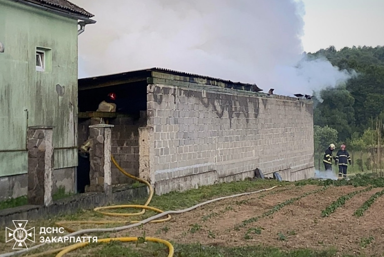 На Ужгородщині горіли гараж і житловий будинок (ФОТО)