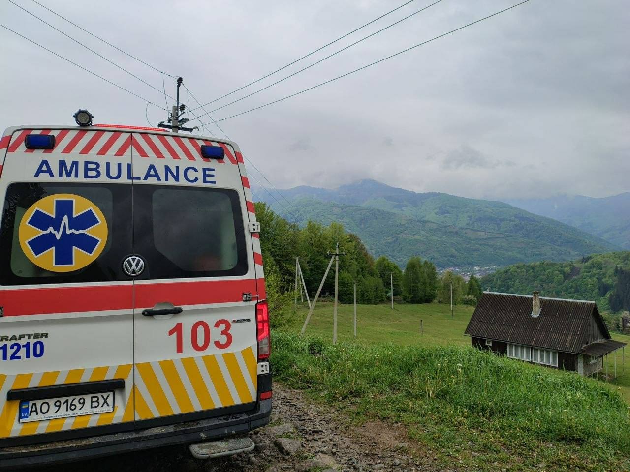 На Рахівщині медики пішки через ліс добиралися до травмованої туристки (ФОТО)