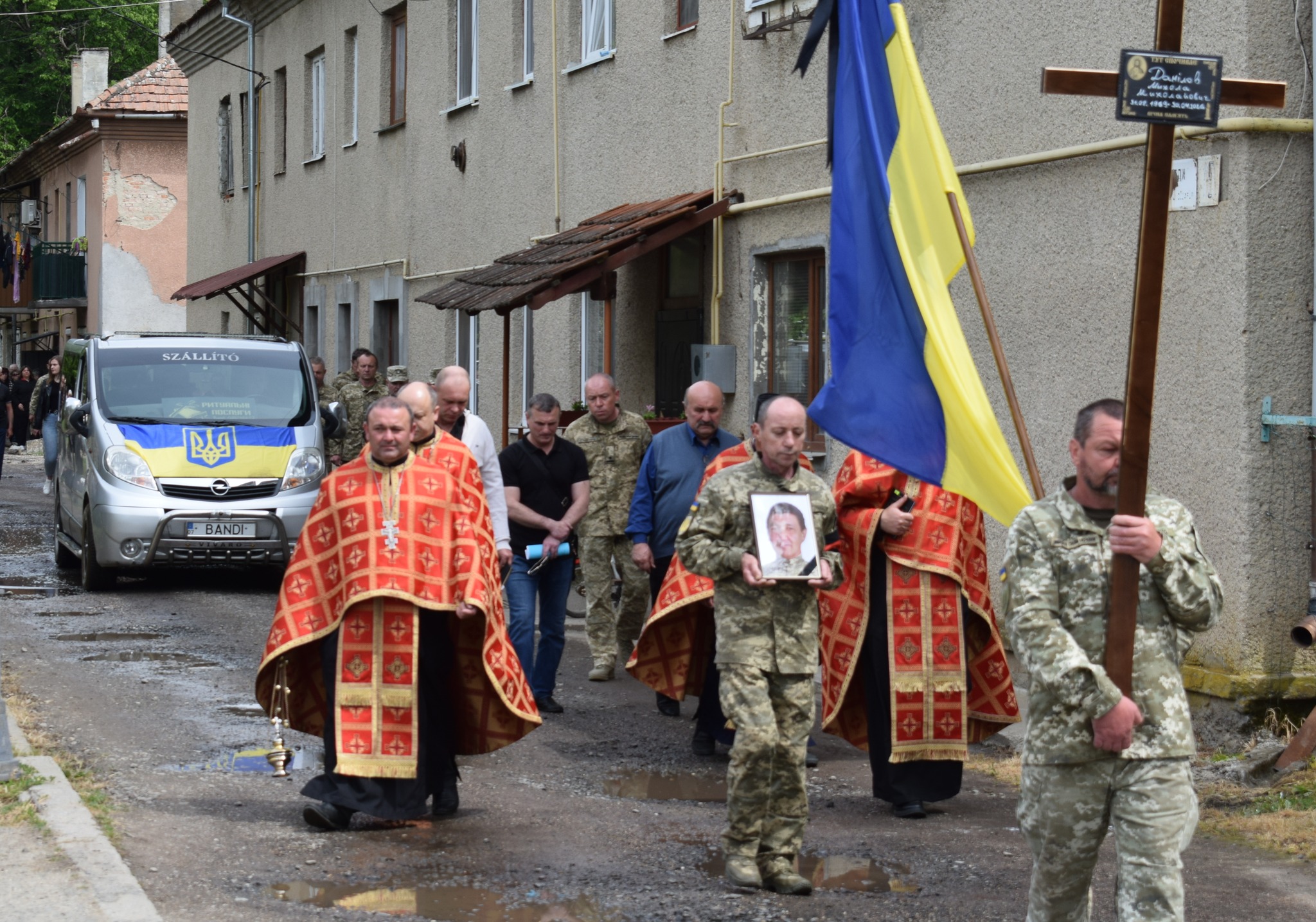 У селі Велика Бакта на Берегівщині попрощалися з померлим захисником Миколою Даніловим (ФОТО)