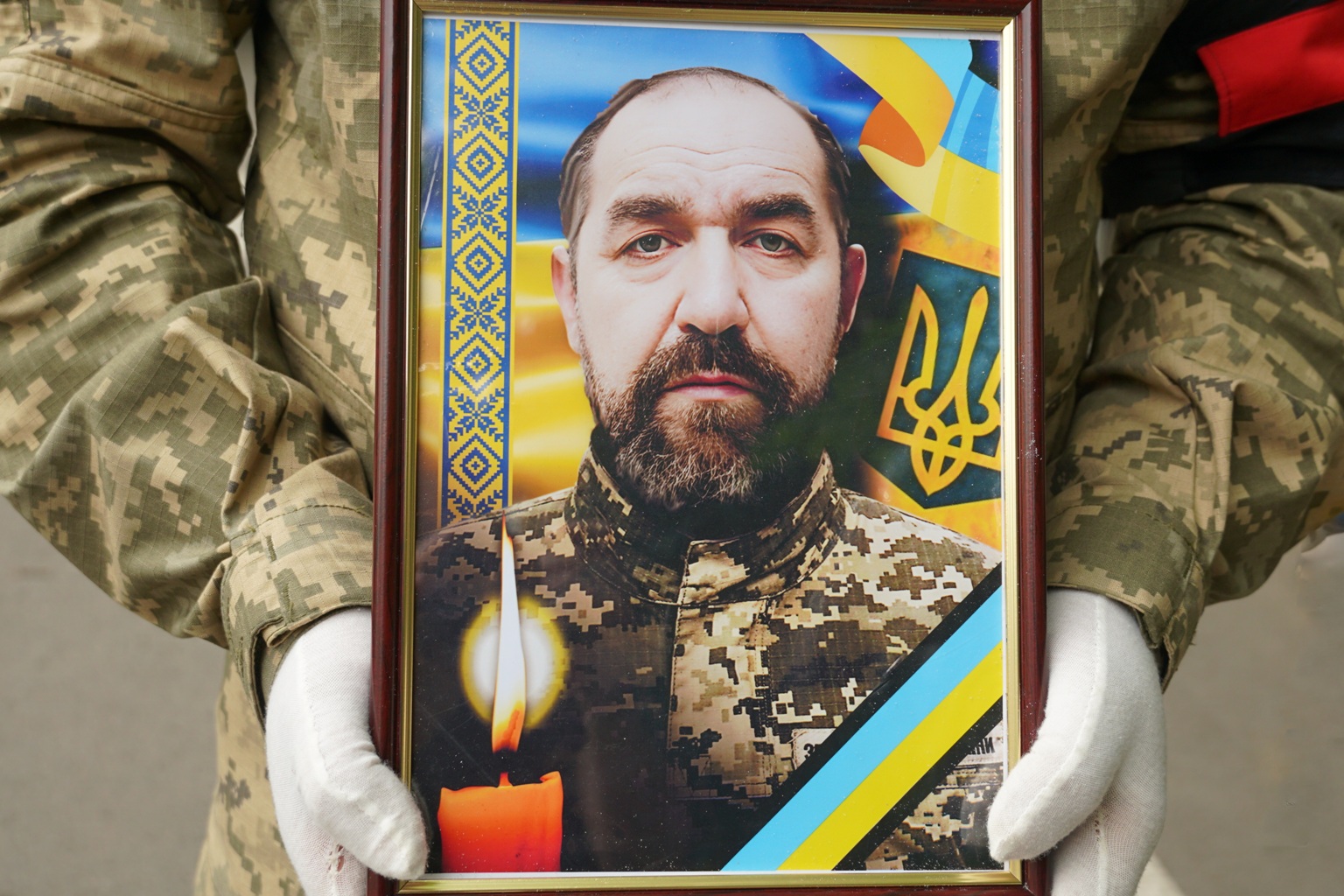 В Ужгороді попрощалися із захисником Володимиром Тарапатою, який майже рік вважався зниклим безвісти (ФОТО)