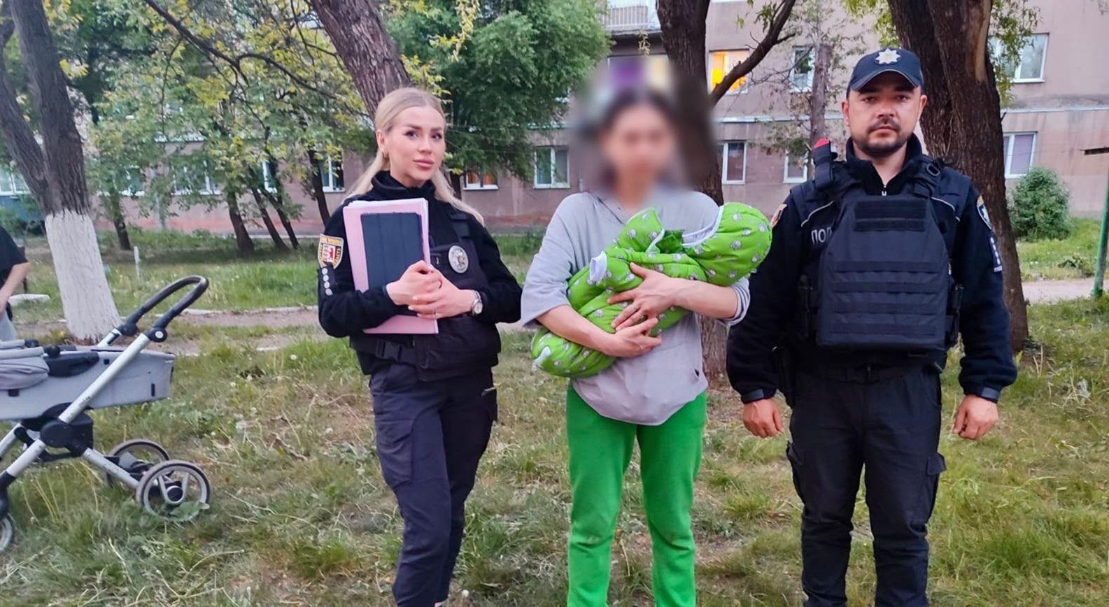 В Ужгороді жінка забрала чуже немовля разом із візочком (ФОТО)