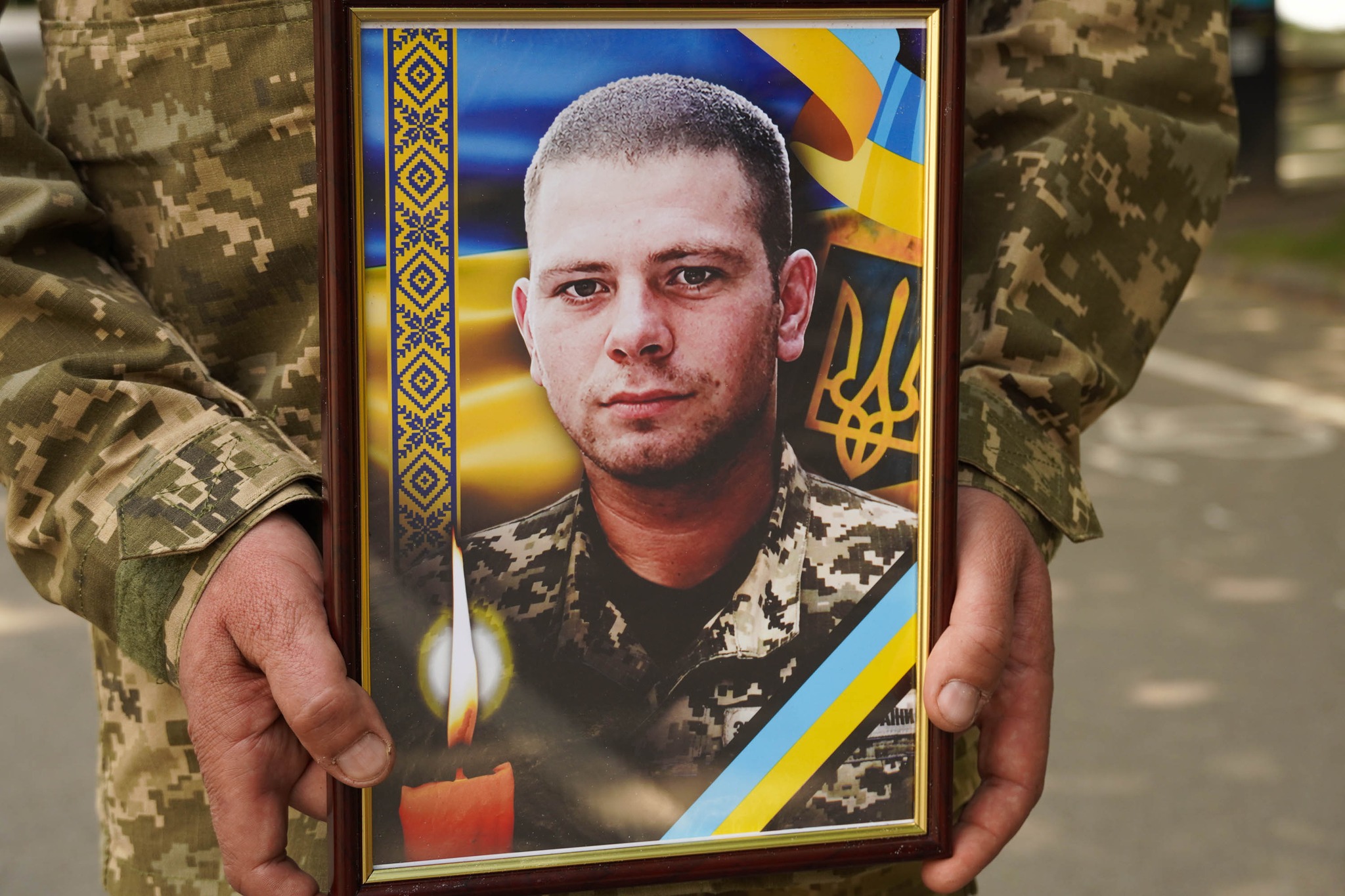 В Ужгороді попрощалися із 22-річним захисником Денисом Дзюіним, якого тривалий час вважали зниклим безвісти (ФОТО)