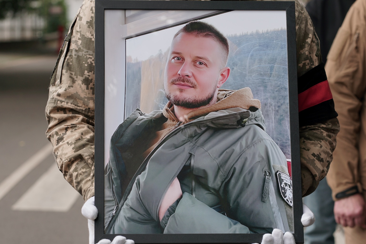 В Ужгороді попрощалися із полеглим на війні з рф захисником Іваном Кирʼяновим (ФОТО)