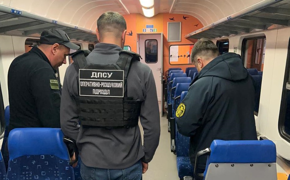 У потязі «Чоп – Захонь» службовий пес знайшов валізу з контрабандними сигаретами (ФОТО)