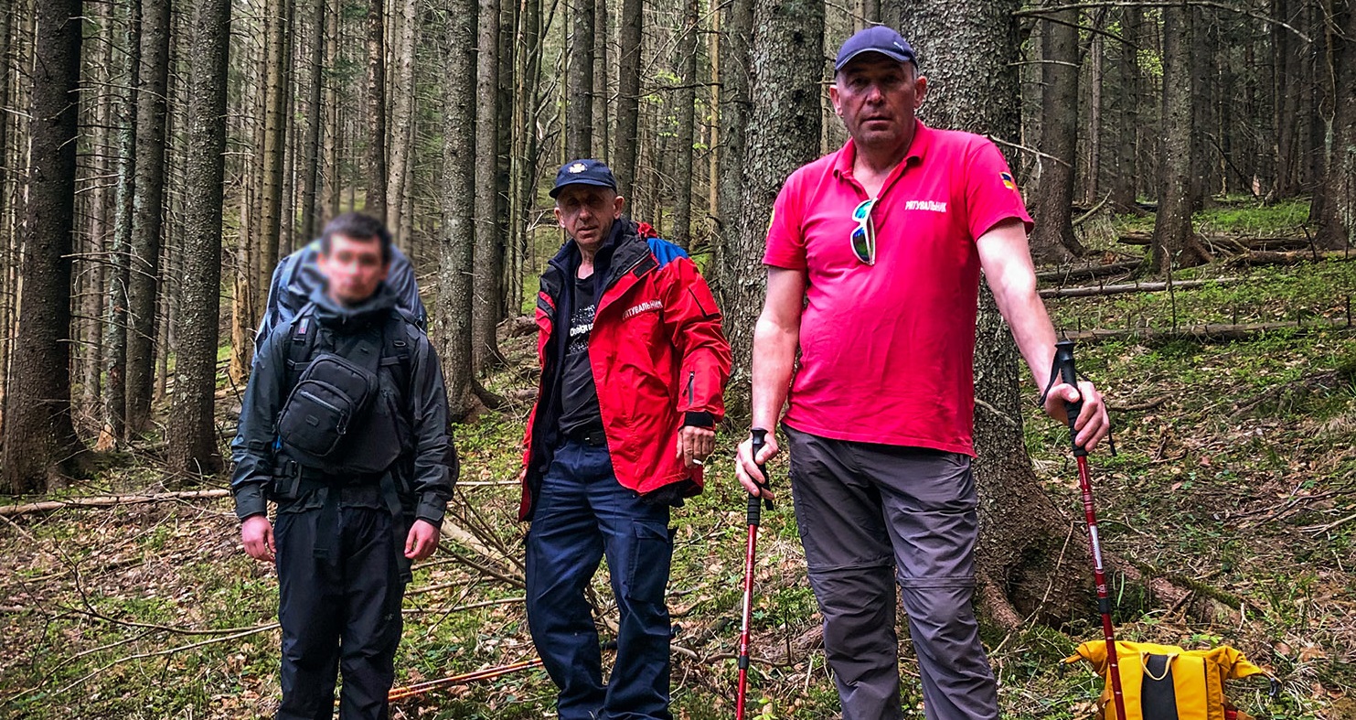 Закарпатські рятувальники розшукали у горах туриста із Миколаєва (ФОТО)