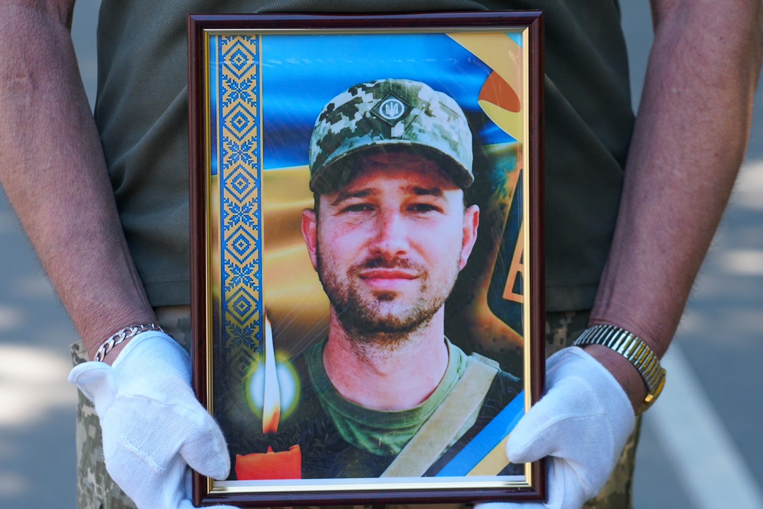 В Ужгороді попрощалися з 32-річним солдатом Мироном Стегурою, який два роки вважався зниклим безвісти (ФОТО)