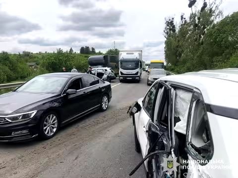На трасі «Київ–Чоп» у масштабній ДТП постраждав водій із Закарпаття (ФОТО)