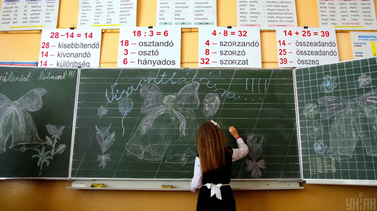 Школа №10 ім. Габора Дойки з угорською мовою навчання в Ужгороді. Фото Яноша Немеша / УНІАН