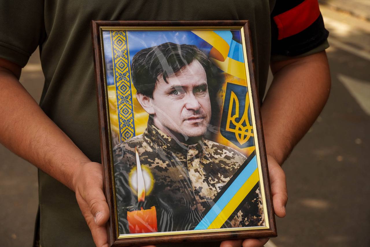 Ужгород попрощався із захисником Олексієм Журавльовим, який понад рік вважався зниклим безвісти (ФОТО)