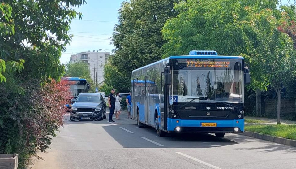 ФОТОФАКТ. В Ужгороді зіткнулися міський автобус і Audi