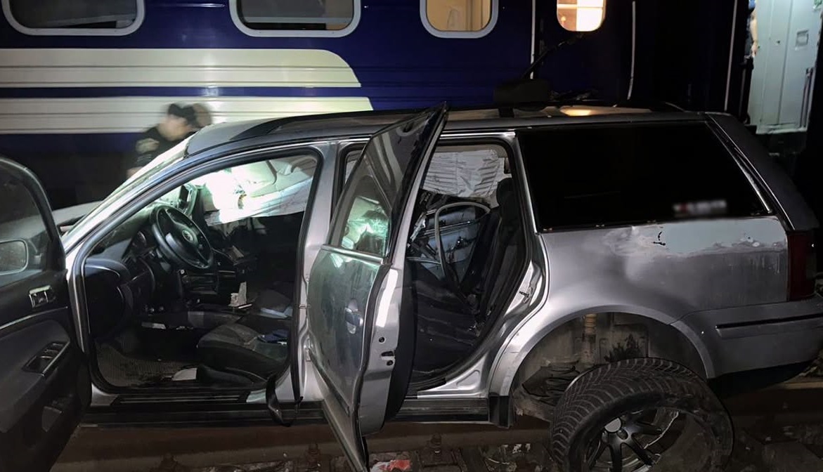 Поїзд «Чоп — Ясіня — Київ» протаранив авто на Хмельниччині (ФОТО)