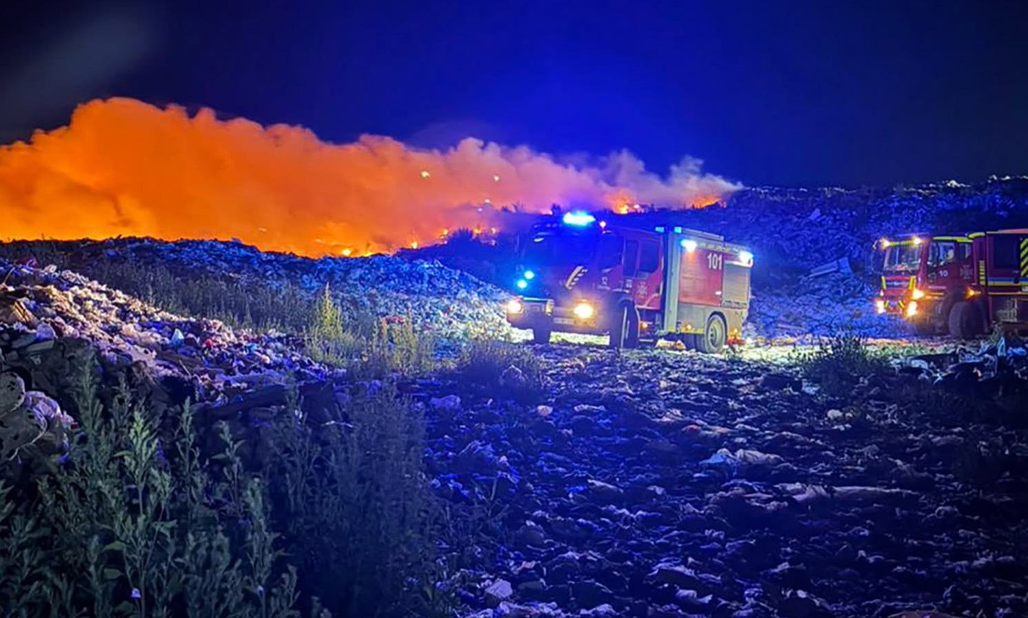 На сміттєзвалищі у Сваляві майже добу гасять масштабну пожежу (ФОТО)