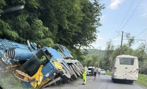 Біля Перечина сталася ДТП за участю автокрана (ФОТО)