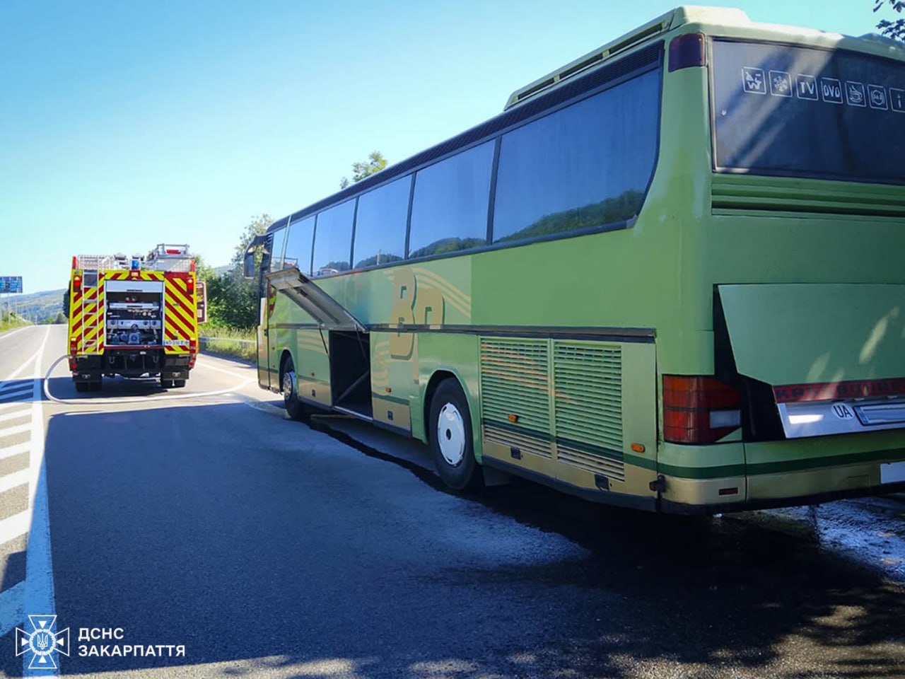 На Мукачівщині під час руху загорівся рейсовий автобус (ФОТО)