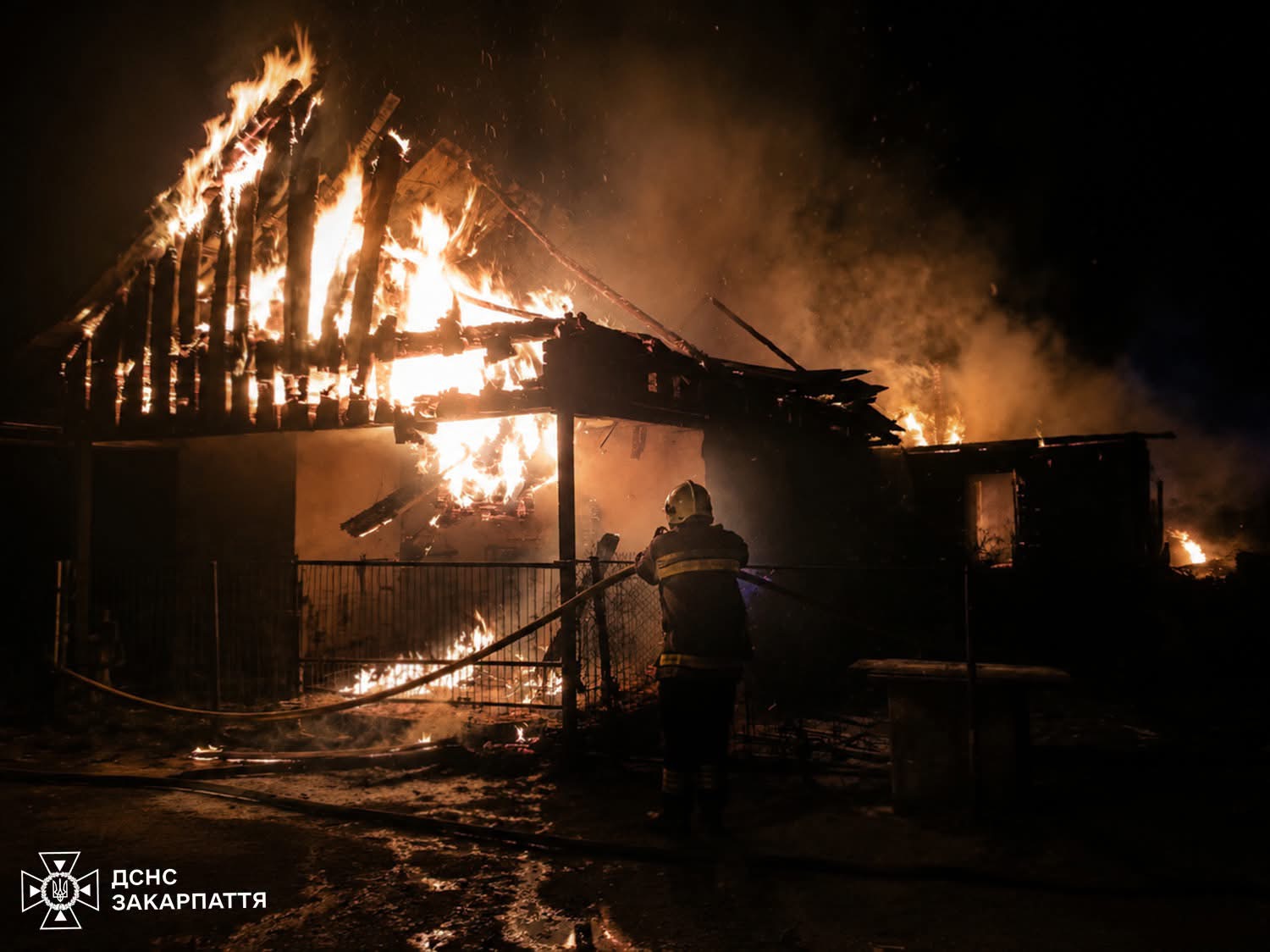 На Хустщині ледь не згорів житловий будинок (ФОТО)