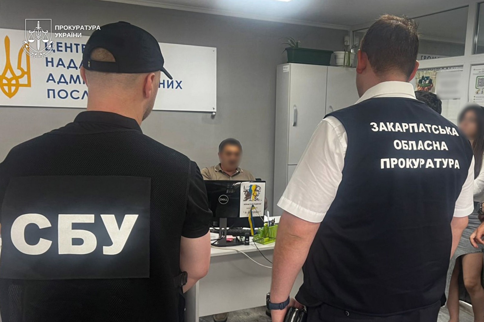 На Мукачівщині сільського голову та землевпорядника підозрюють у хабарництві (ФОТО)