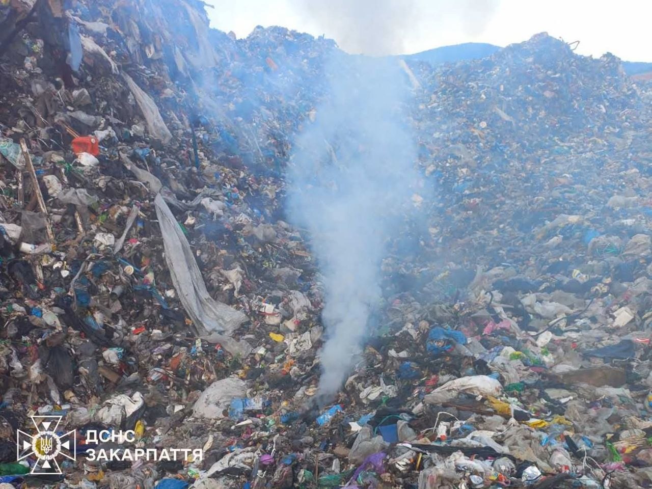 У Сваляві майже шість годин гасили пожежу на сміттєзвалищі (ФОТО)