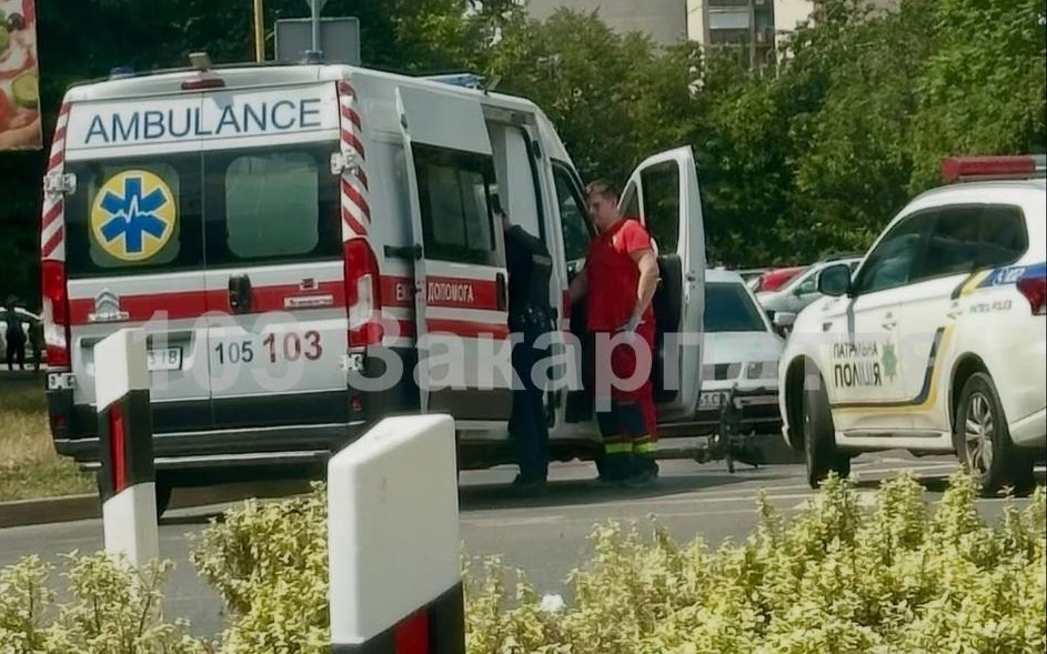 В Ужгороді легковик збив електросамокат із двома 17-річними дівчатами (ФОТО)
