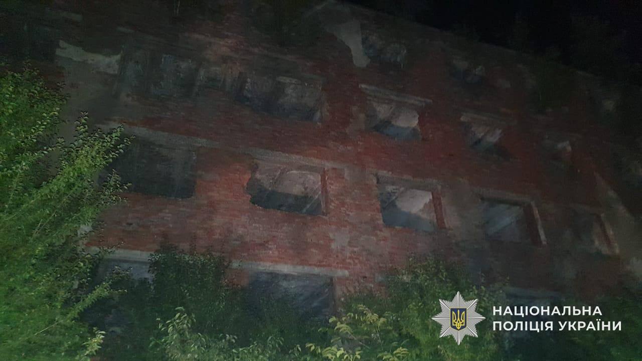 У Сваляві нетвереза 14-річна дівчина випала з четвертого поверху (ФОТО)