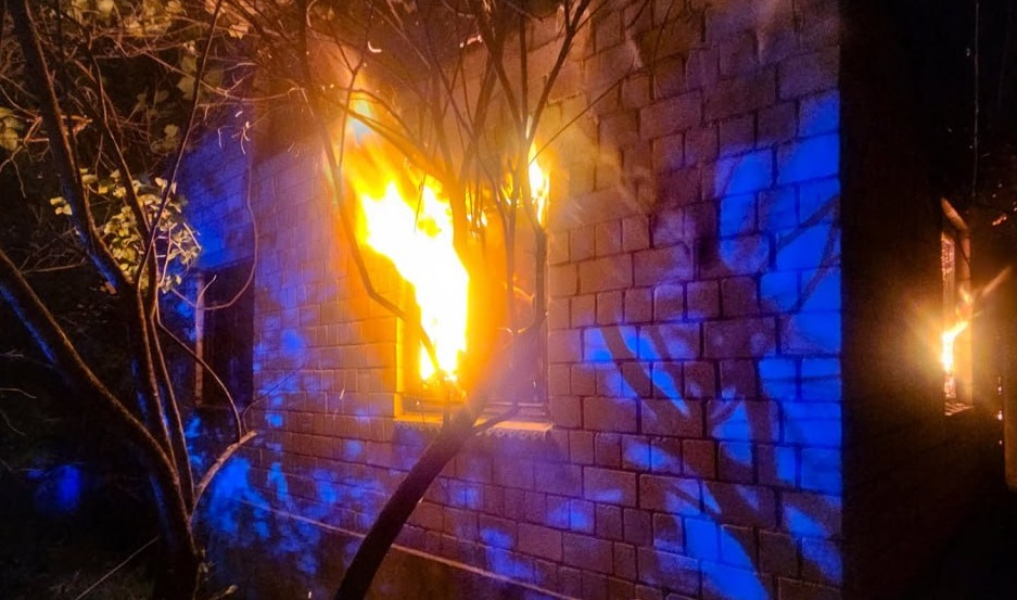 В Ужгороді під час нічної пожежі постраждали двоє людей (ФОТО)
