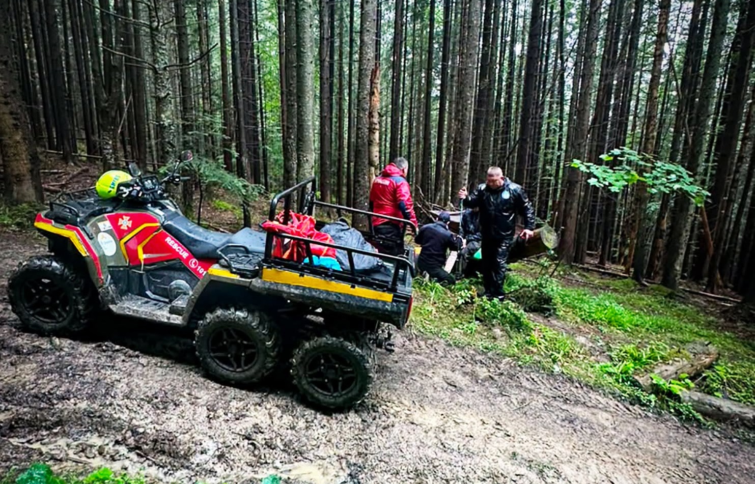 На Рахівщині рятувальники допомогли травмованій туристці з Київщини (ФОТО)