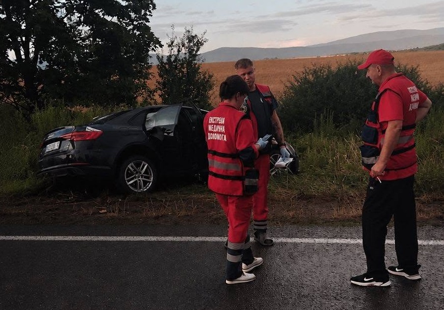 На Мукачівщині медики надали допомогу постраждалому в ДТП, випадково ставши свідками аварії (ФОТО)