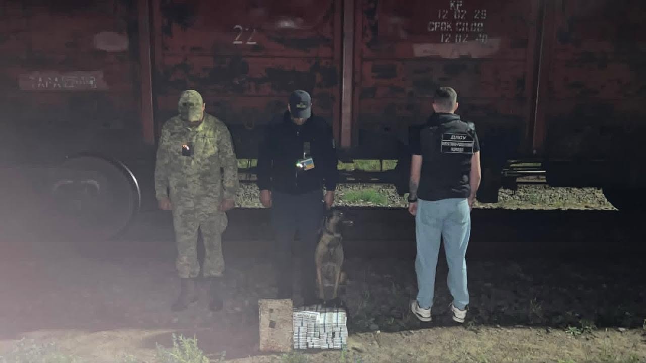 У вантажному поїзді до Словаччини на Закарпатті виявили схованку з контрабандними сигаретами (ФОТО)
