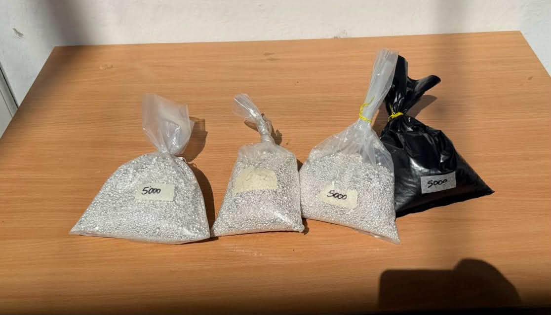 На кордоні з Угорщиною в автобусі виявили 20 кілограмів металу, схожого на срібло (ФОТО)