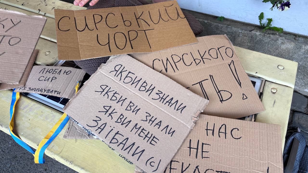 ФОТОФАКТ. В Ужгороді понад півсотні людей вийшли на акцію проти звільнення Федорова