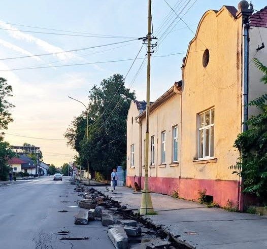 В Ужгороді через ремонт вулиці Карпатської України тимчасово змінили маршрути автобусів