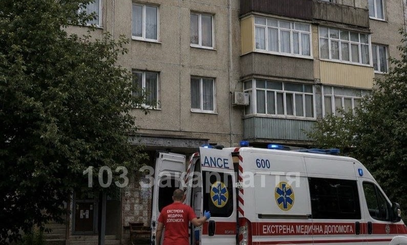 У Берегові чоловік вистрибнув із третього поверху