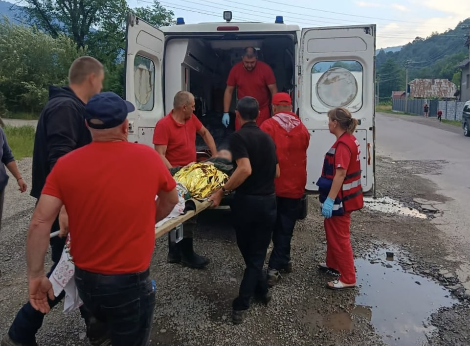 На Тячівщині рятувальники евакуювали 17-річного хлопця, який травмувався під час збору ягід (ФОТО)