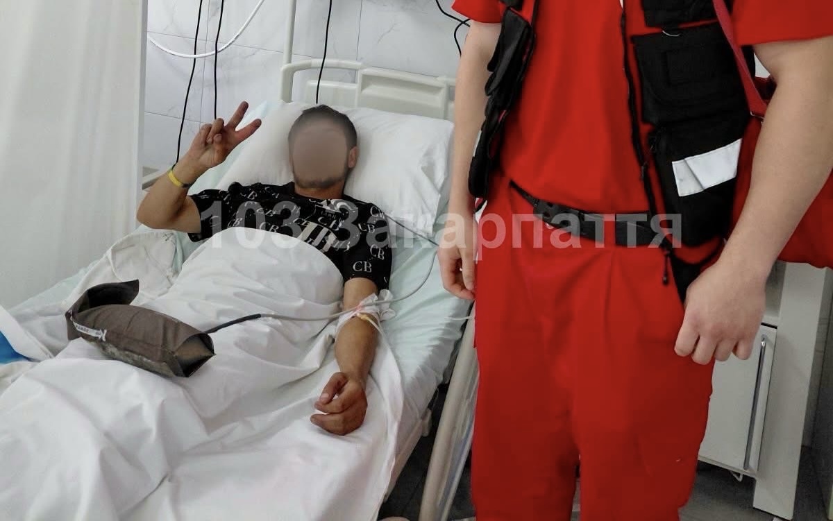 19-річного юнака госпіталізували після укусу змії під час збору ягід на Закарпатті (ФОТО)