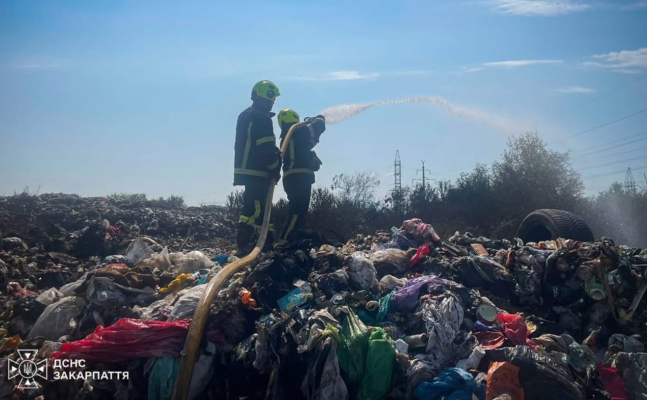 На Тячівщині понад 14 годин гасили пожежу на сміттєсортувальному майданчику (ФОТО)