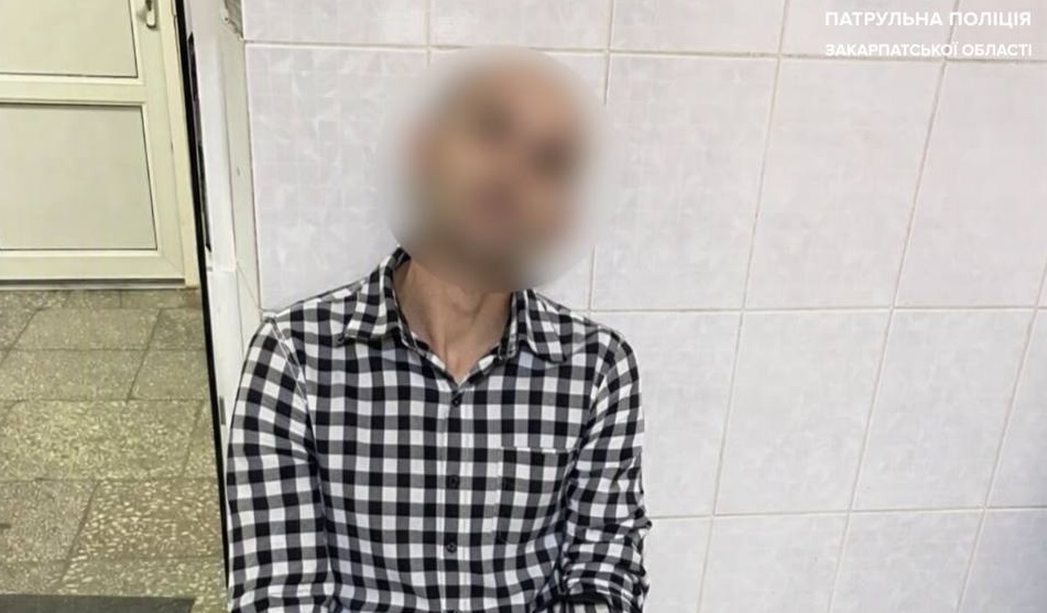 На площі Народній в Ужгороді чоловік влаштував дебош (ФОТО)