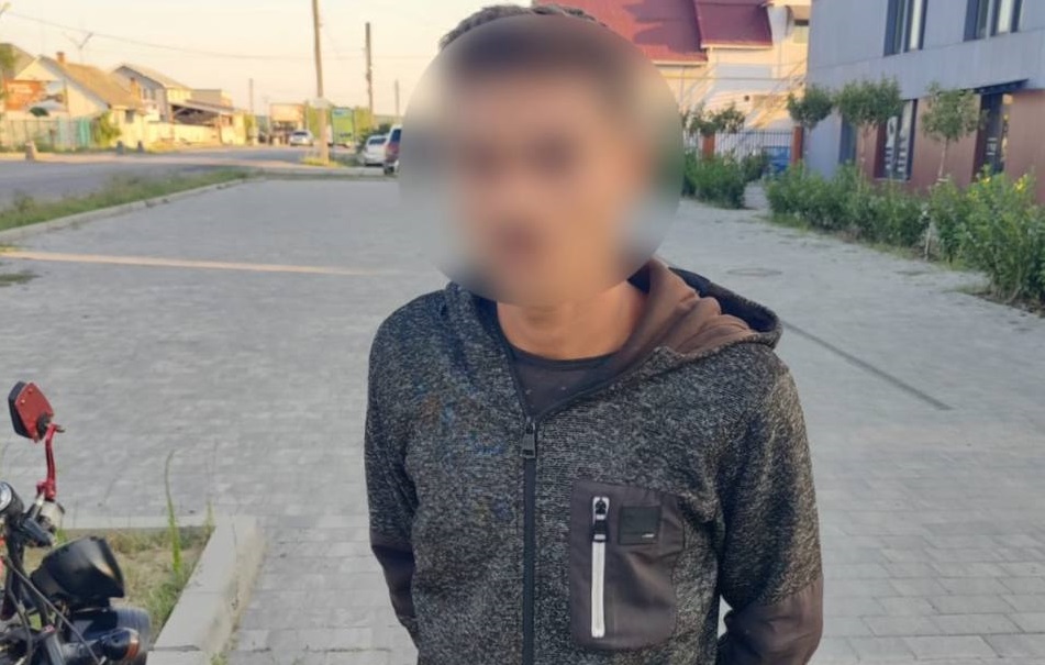 Патрульні зупинили в Мукачеві мотоцикліста без прав і номерних знаків (ФОТО)