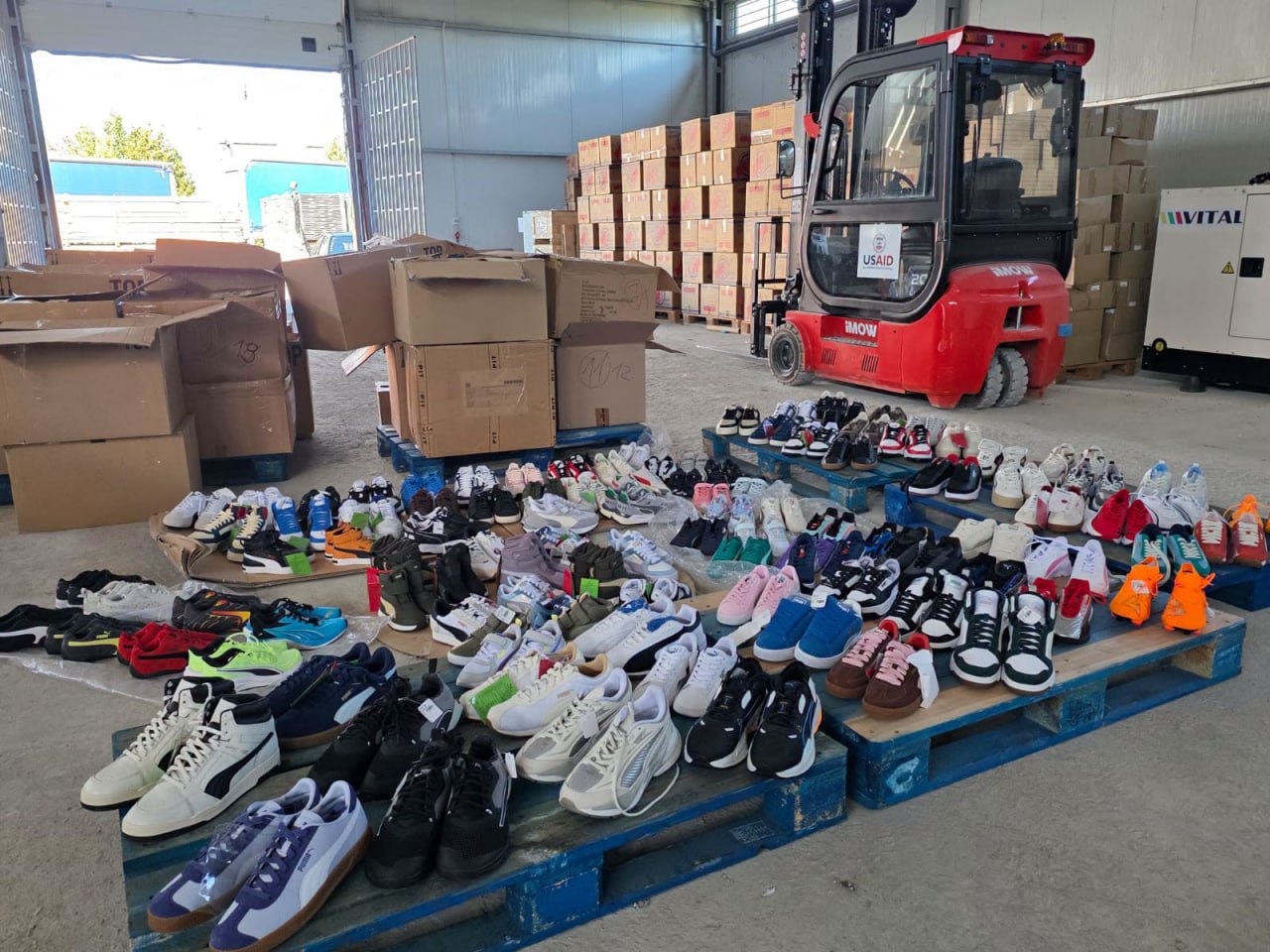 На Закарпатті серед гуманітарної допомоги виявили 470 пар кросівок PUMA майже на мільйон грн (ФОТО)