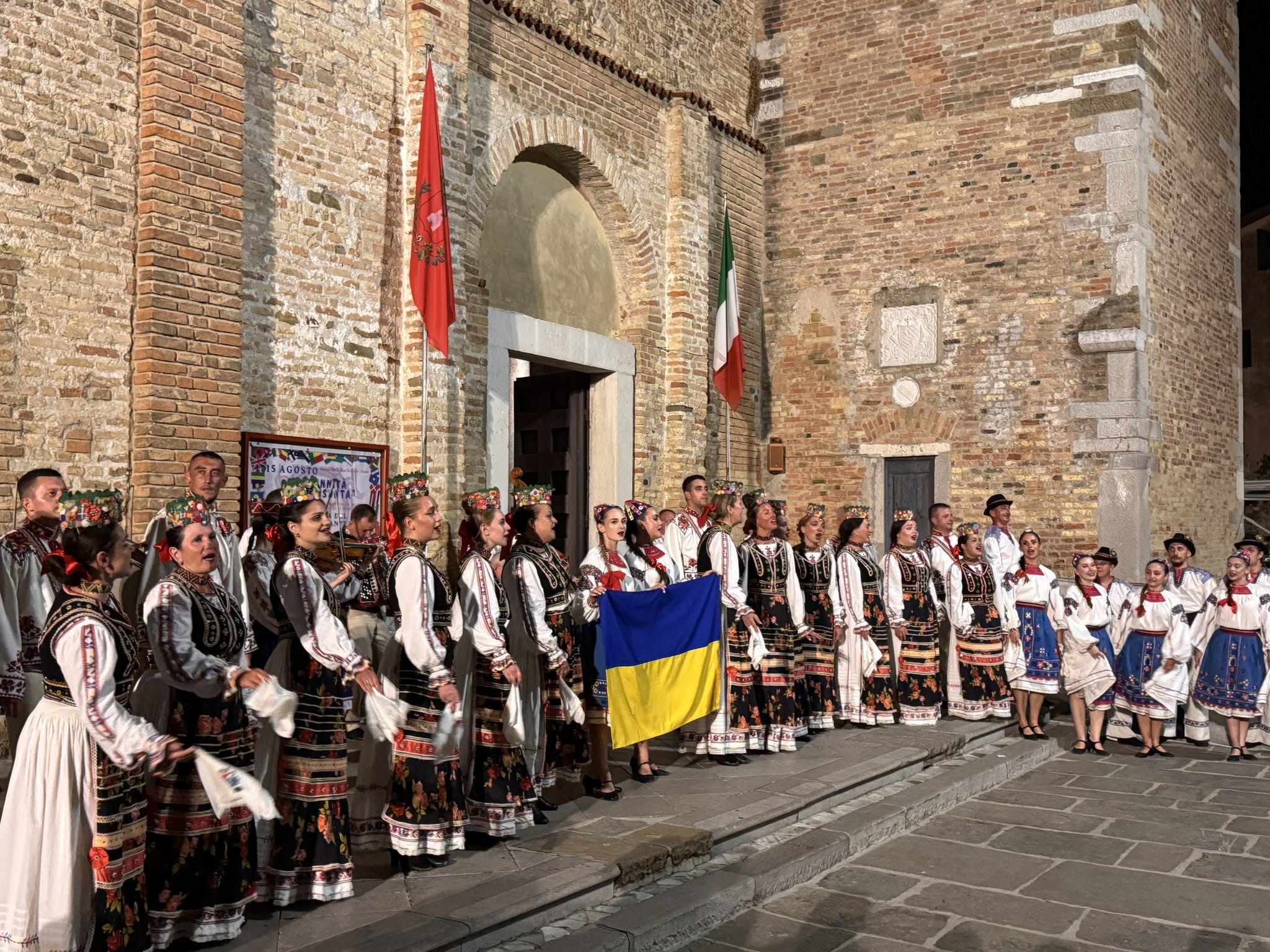 Закарпатський народний хор повернувся із гастролей Італією (ФОТО)