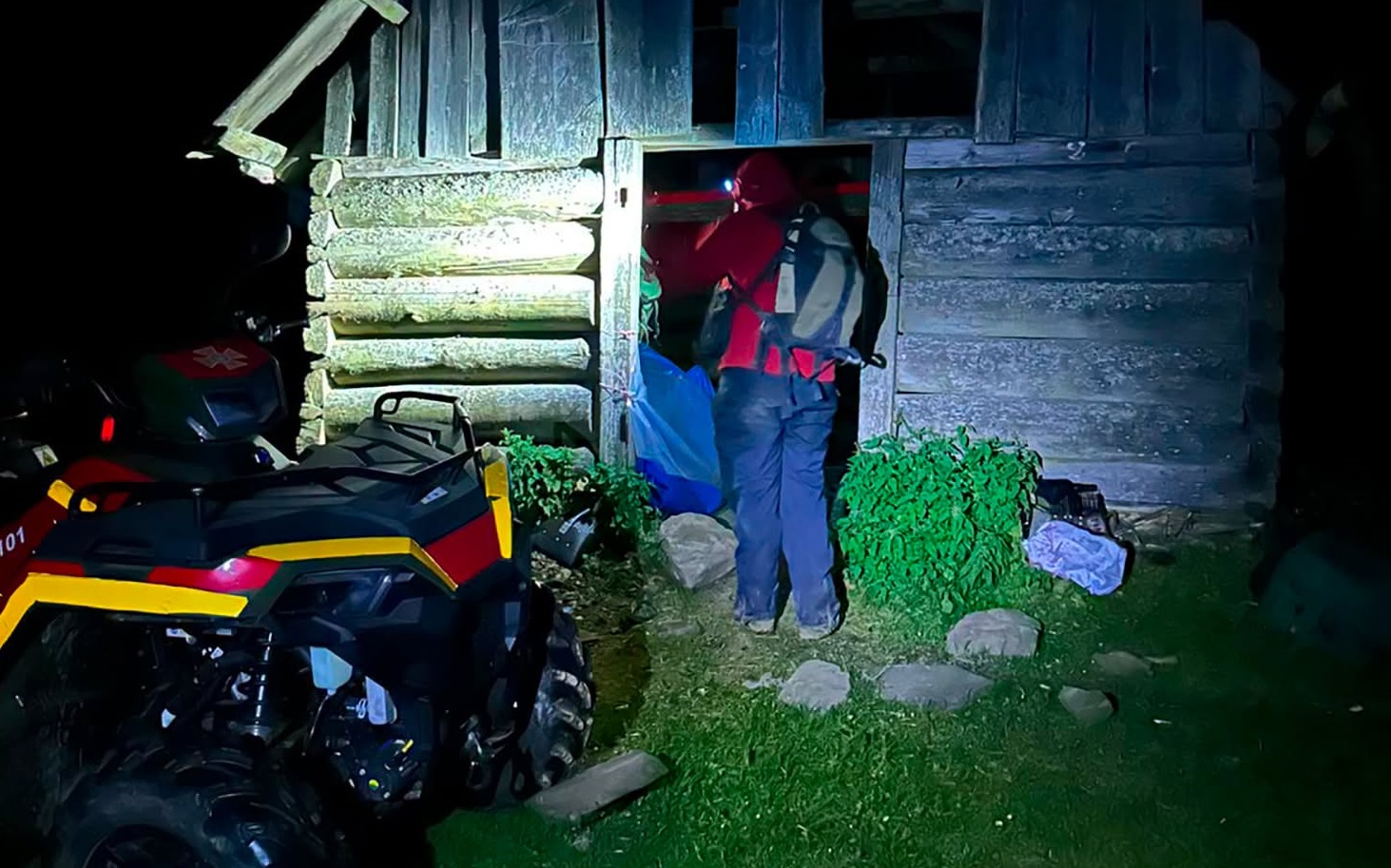 На Рахівщині рятувальники знайшли 63-річну туристку, яка заблукала в горах (ФОТО)