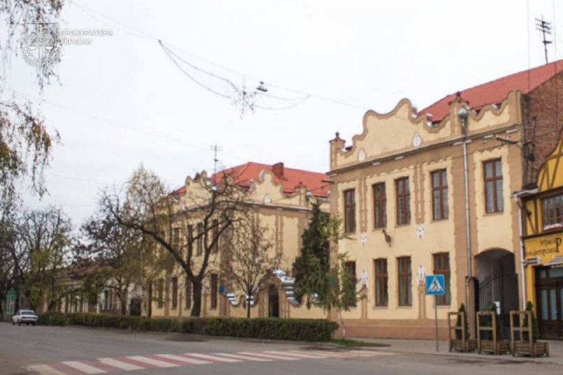 Прокуратура через суд зобов’язала Берегівську міськраду подбати про збереження історичних будівель шкіл (ФОТО)
