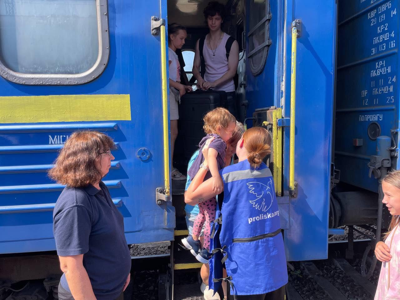Родина з трьома дітьми евакуювалася із Дніпропетровщини на Закарпаття (ФОТО)